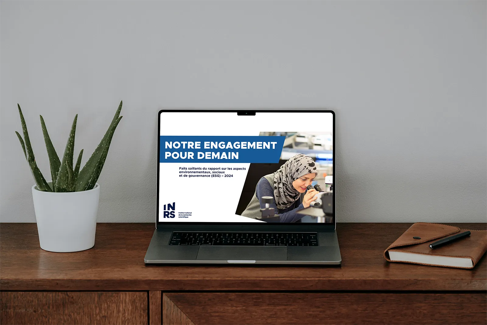 Mockup d'ordinateur avec la page de couverture du rapport ESG de l'INRS